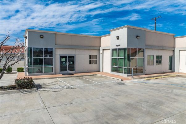 Exterior, Facade, Modern