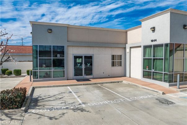 Exterior, Facade, Modern