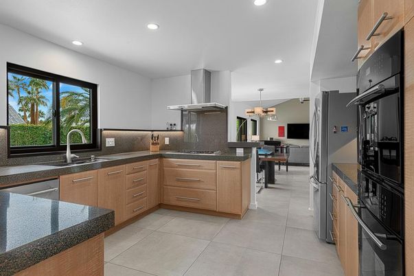 Chandelier, Dining room, Interior, Kitchen, Recessed Lighting, Stainless Steel Appliances