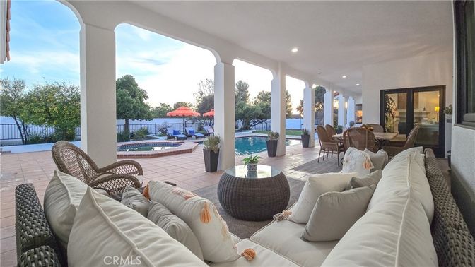 Dining room, Exterior, Pool