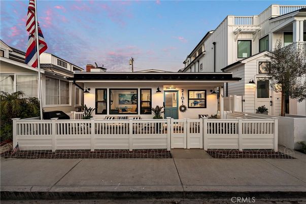 Exterior, Facade, Queen Anne Victorian