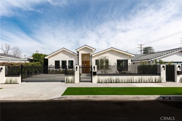 Exterior, Facade, Ranch