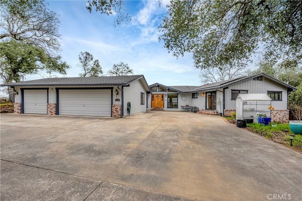 Attached, Exterior, Facade, Ranch