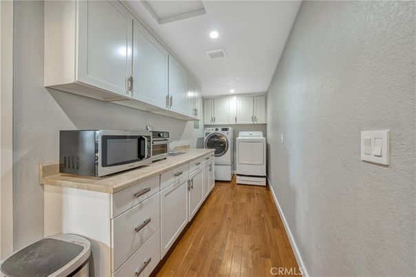 Interior, Recessed Lighting, Washer, Wood Texture Flooring