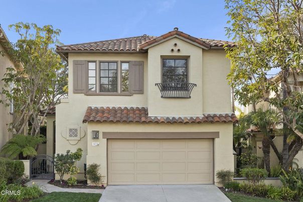 Attached, Exterior, Facade, Mediterranean