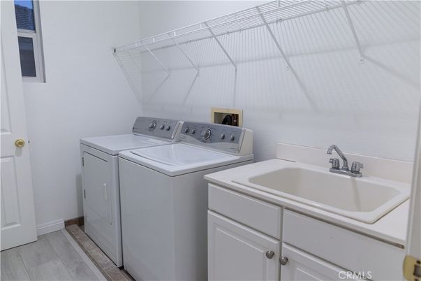 Interior, Washer, Wood Texture Flooring