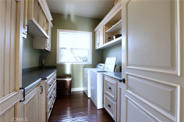 Interior, Washer, Wood Texture Flooring