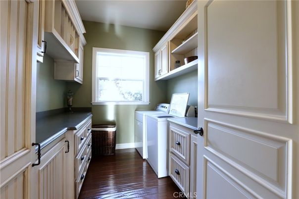 Interior, Washer, Wood Texture Flooring