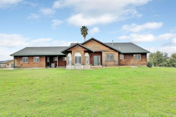 Backyard, Exterior, Facade, Brick Facade, Log Home