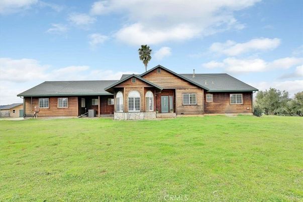 Backyard, Exterior, Facade, Brick Facade, Log Home