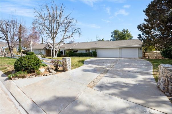 Attached, Exterior, Facade, Ranch
