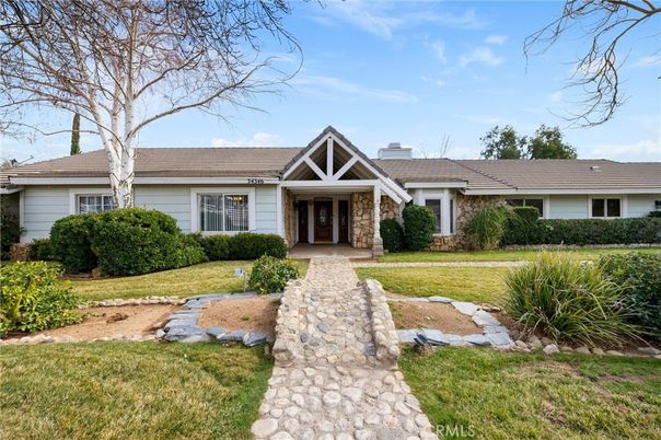 Exterior, Facade, Ranch