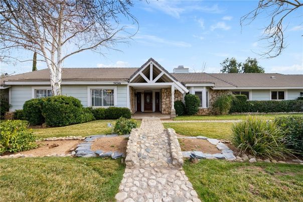 Exterior, Facade, Ranch