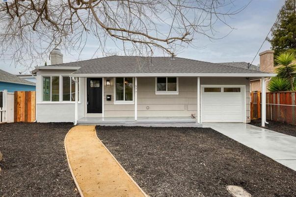Attached, Exterior, Facade, Ranch