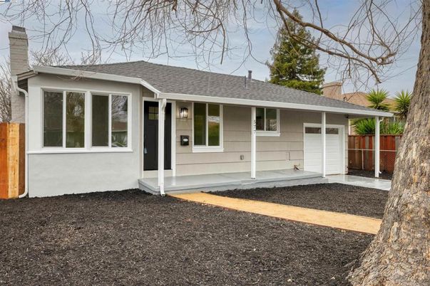 Attached, Exterior, Facade, Ranch