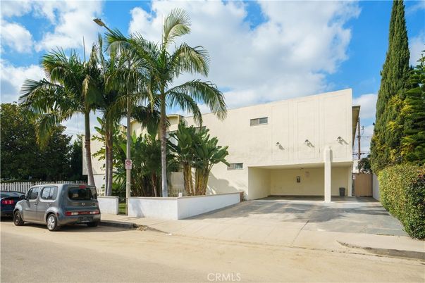 Exterior, Facade, Modern