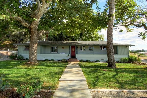 Exterior, Facade, Ranch