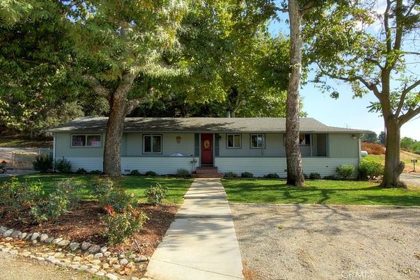 Exterior, Facade, Ranch