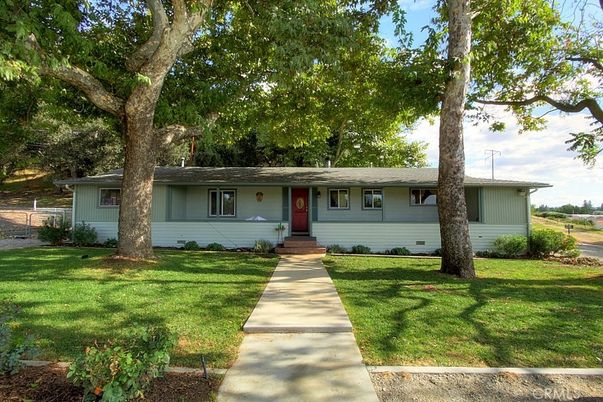 Exterior, Facade, Ranch