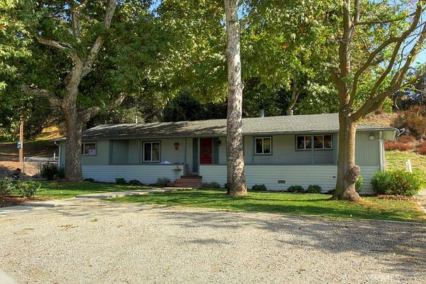 Exterior, Facade, Ranch