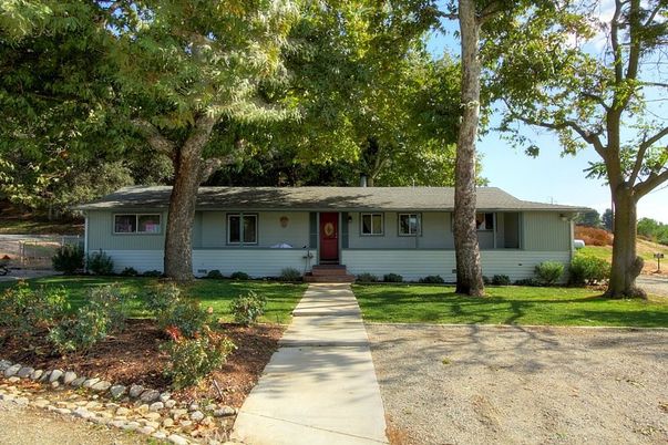 Exterior, Facade, Ranch