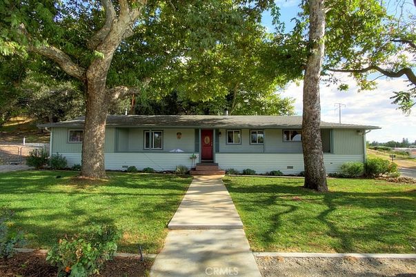 Exterior, Facade, Ranch