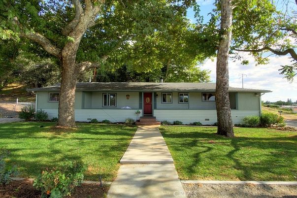 Exterior, Facade, Ranch