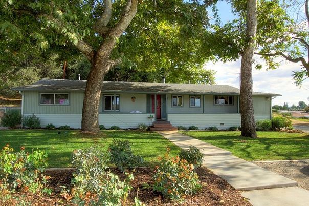 Exterior, Facade, Ranch
