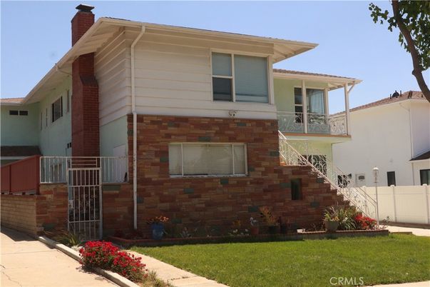 Exterior, Facade, Brick Facade, American Foursquare