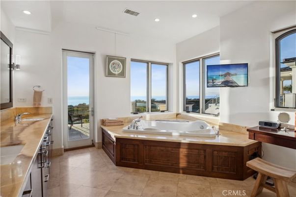 Bathroom, Dual Sink Vanities, Interior, Recessed Lighting, Water