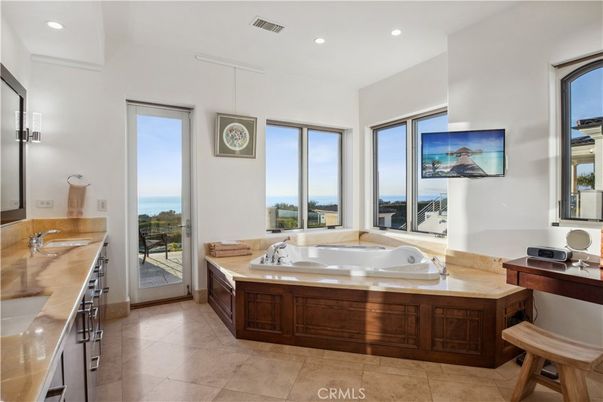 Bathroom, Dual Sink Vanities, Interior, Recessed Lighting, Water