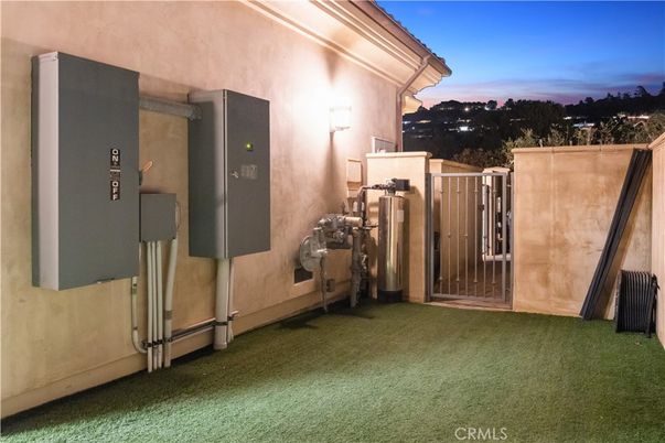 Elevator, Exterior
