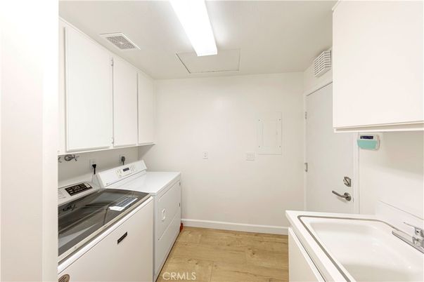 Interior, Washer, Wood Texture Flooring