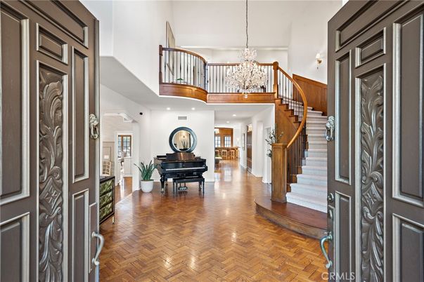 Chandelier, Interior, Piano, Recessed Lighting, Wood Texture Flooring