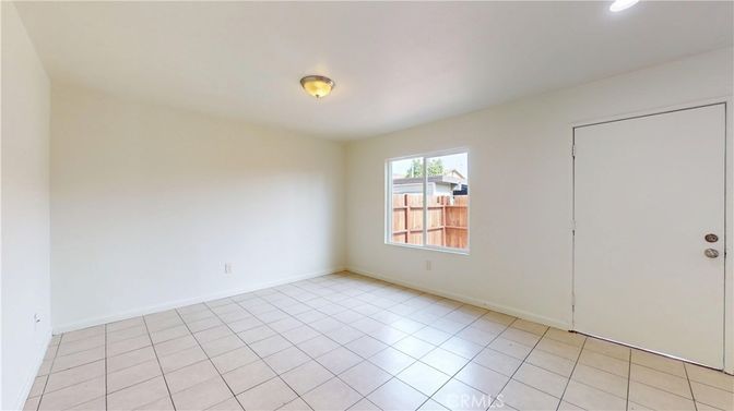 Empty room, Interior
