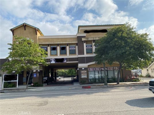 Exterior, Facade, Modern