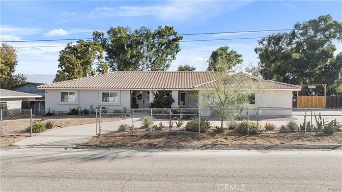 Attached, Exterior, Facade, Ranch