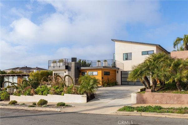 Attached, Exterior, Facade, Modern