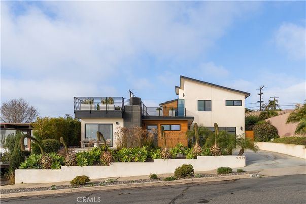 Exterior, Facade, Modern