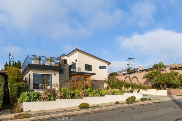 Exterior, Facade, Modern