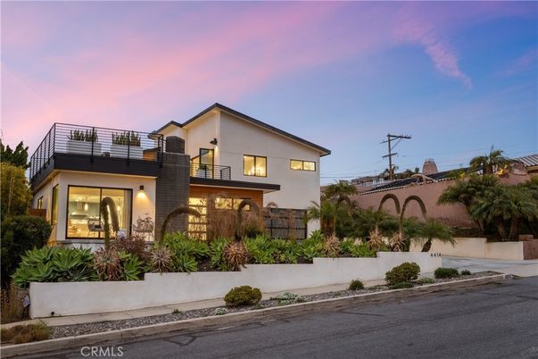 Exterior, Facade, Modern