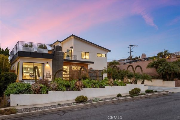 Exterior, Facade, Modern