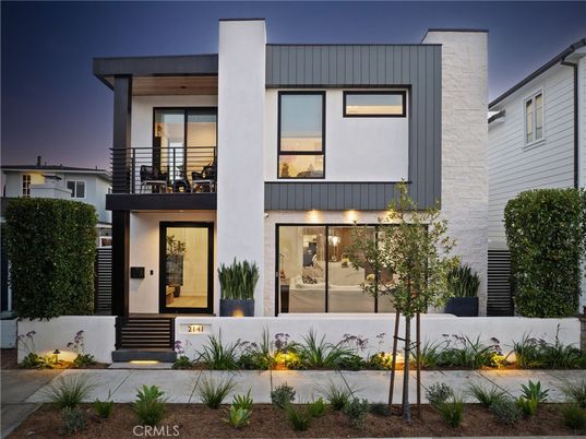 Exterior, Facade, Modern