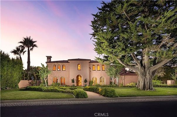 Exterior, Facade, Mediterranean