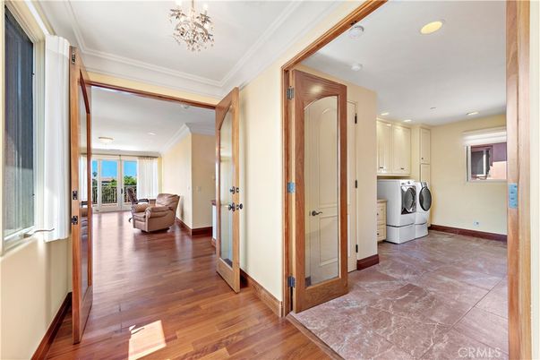 Interior, Recessed Lighting, Washer, Wood Texture Flooring