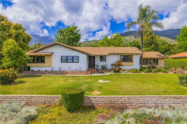 Backyard, Exterior, Facade, Ranch