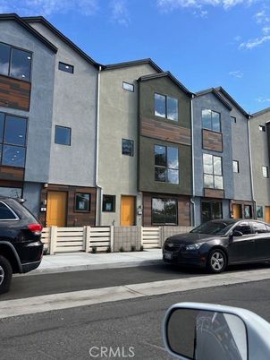 Exterior, Facade, Rowhouse