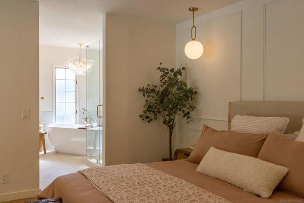 Bathroom, Bedroom, Free Standing Baths, Interior, Pendant Lights