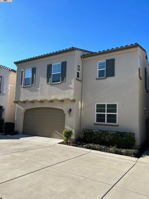 Attached, Exterior, Facade, Mediterranean