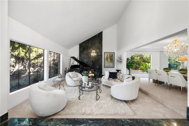Chandelier, Dining room, Interior, Living room, Piano